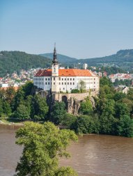 Výhled na zámek Děčín nad řekou Labe z vyhlídky Jahnova plošina