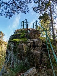 Vyhlídka na vrcholu skalního masivu Čertův stolek v přírodní rezervaci Údolí Doubravy