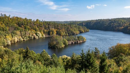 Výhled na ostrov u tábořiště Lavičky na Dalešické přehradě z úbočí lesa