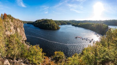 Panoramatický výhled na Wilsonovu skálu nad Dalešickou přehradou