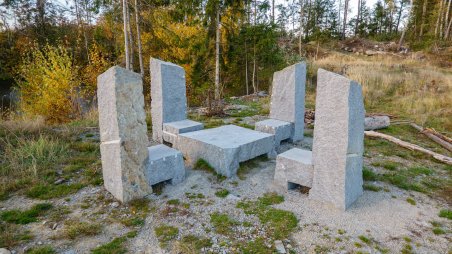 Kamenné posezení u zatopeného lomu