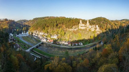 Panoramatický výhled do údolí řeky Thaya (Dyje) na obec Kollmitzgraben pod zříceninou hradu Kollmitz (Chlumec) severním směrem z protější skály Burgblick