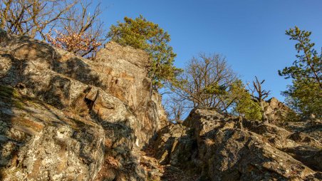 Náročná cesta od soutoku řek Oslava a Chvojnice nahoru po skalním hřebenu ke zřícenině hradu Levnov