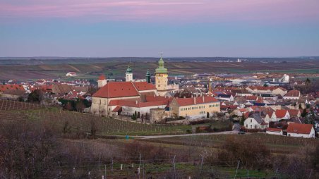 Výhled na město Retz (Reteč) z úbočí kopce Gollitsch (325)