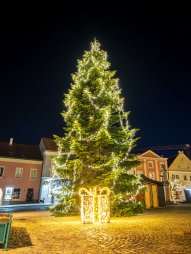 Vánoční strom na hlavním náměstí ve městě Retz (Reteč)