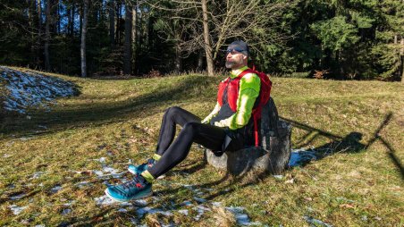 Kamenné posezení v arboretu Javořice