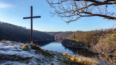Kříž na vrcholku skály nad Vranovskou přehradou u Chvalatické zátoky