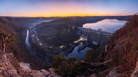 Panoramatický výhled do údolí řeky Dyje na Vranov nad Dyjí a hráz Vranovské přehrady ze skalní vyhlídky Claryho kříž