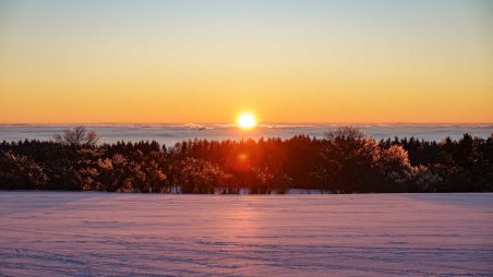 Výhled na západ slunce nad inverzní oblačností z vrcholu kopce Tři smrky (776) nad obcí Vlachovice
V dálce na horizontu je vidět 65 km vzdálený televizní vysílač na vrcholu kopce Javořice (837), vrchol kopců Čeřínek (761) i Křemešník (769)