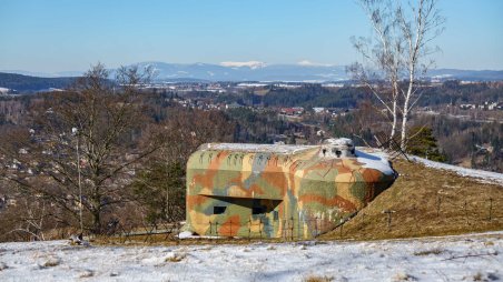 Pěchotní srub N-S-82 Březinka a pozadí Krkonoše