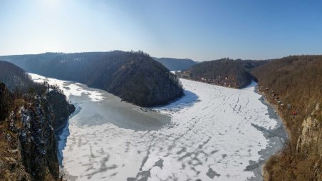 Panoramatický výhled proti proudu Vranovské přehrady od bývalého hradiště Chvalatice v přírodní rezervaci Růžový vrch