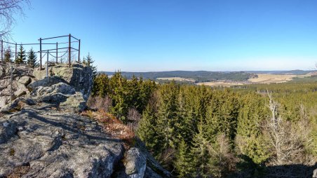 Panoramatický výhled ze skalního masivu Vyhlídka na vrcholu kopce Pasecká skála (819)