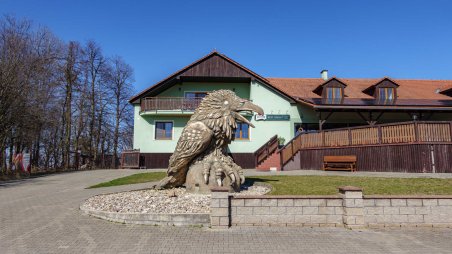 Betonová socha Krkavce u rozhledny Rumburak