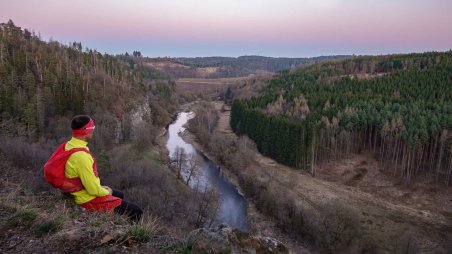 Výhled do údolí řeky Dyje z Grázlovy vyhlídky v přírodní rezervaci Bílý kříž