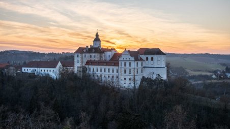 Výhled na Starý zámek Jevišovice od zříceniny hradu Jevišovice