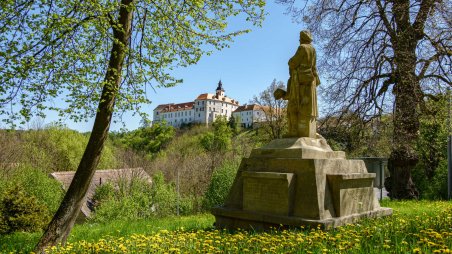 Památník obětem první světové války ve městě Jevišovice