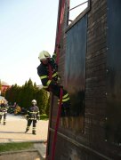 Slaňování pomocí Dülferova sedu na hasičské hadici